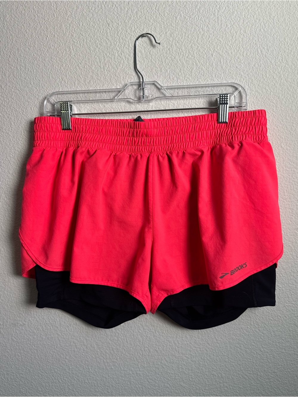 Brooks Circuit 2-in-1 Running Shorts Neon Pink S18 Black Compression Liner